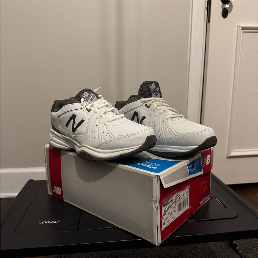 NWT Men’s New Balance Hommes Sneakers - Size 9.5, Extra Wide.